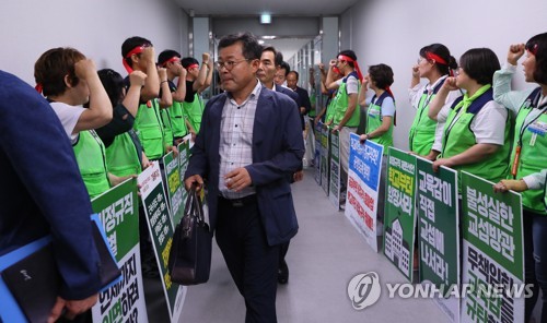 교섭장 앞 피켓시위하는 학교비정규직
