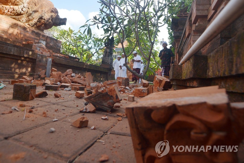 인도네시아 발리 인근 5.7 지진…사원·학교 파손