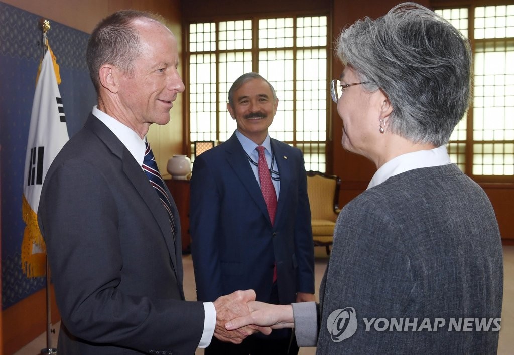 강경화 장관과 악수하는 스틸웰