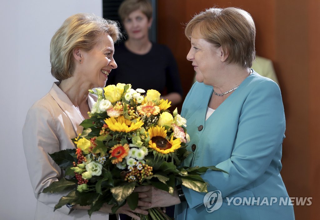 차기 EU 집행위원장에 꽃다발 건네는 메르켈