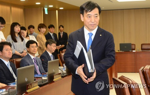 입장하는 이주열 한국은행 총재
