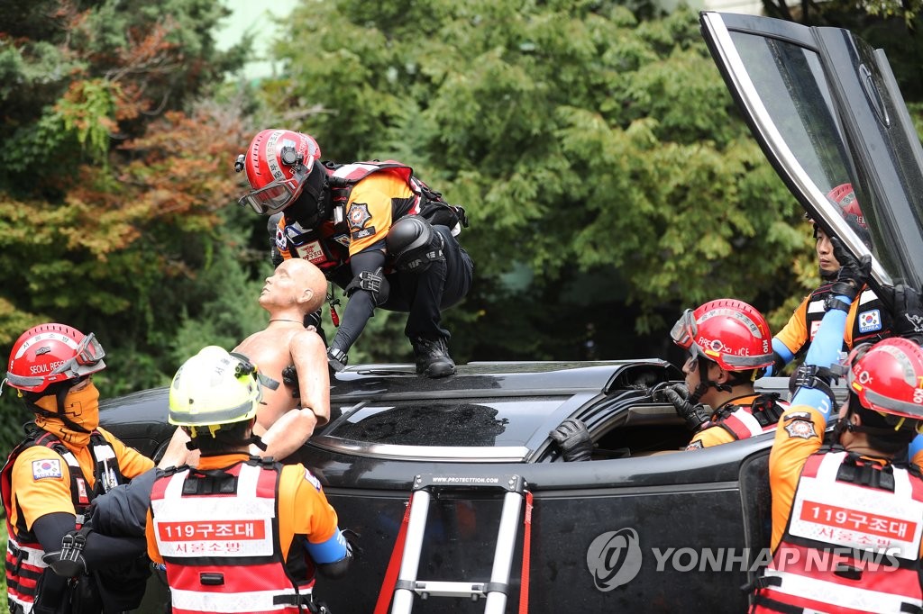 '전복된 차에서 사람을 구조하라!'