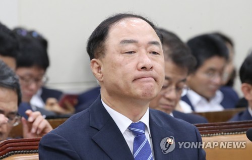 의원 질의 듣는 홍남기 경제부총리