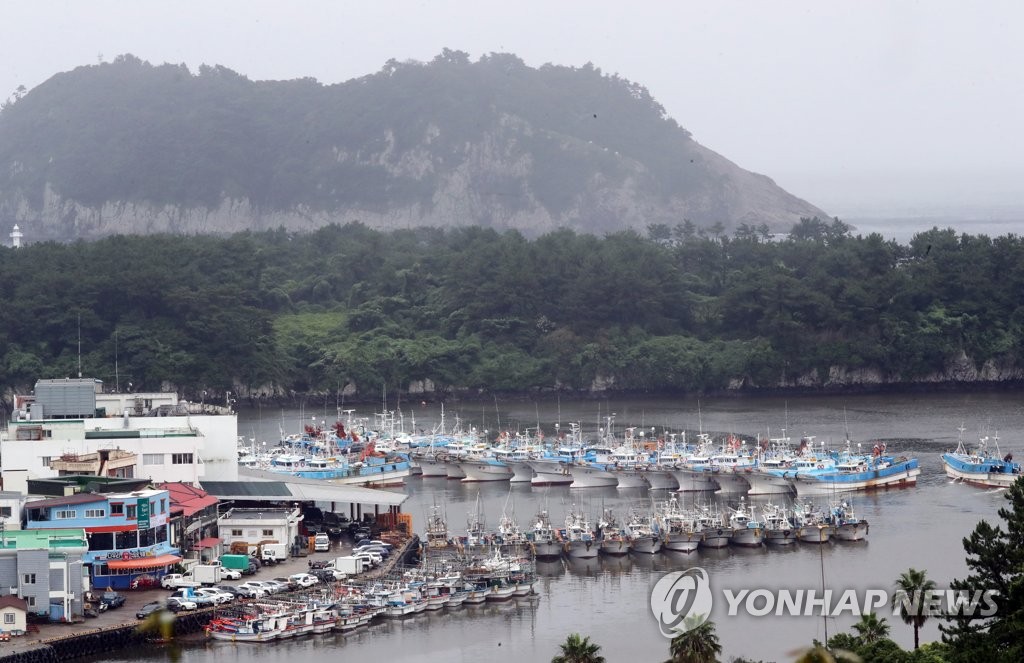 태풍 다나스 북상…서귀포항으로 대피한 어선들