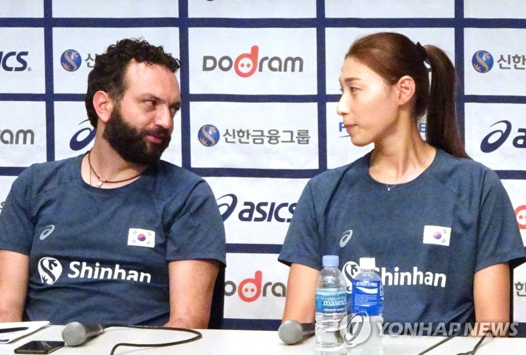스테파노 라바리니 여자배구 대표팀 감독(왼쪽)과 김연경
