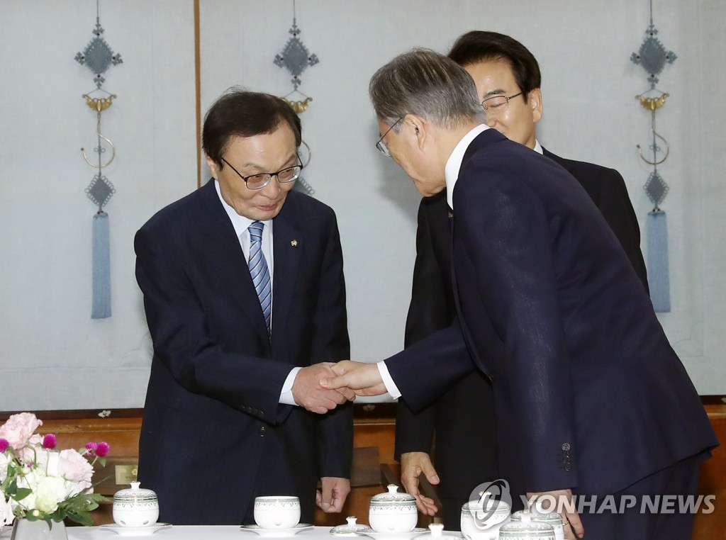 인사 나누는 문 대통령과 이해찬 더불어민주당 대표