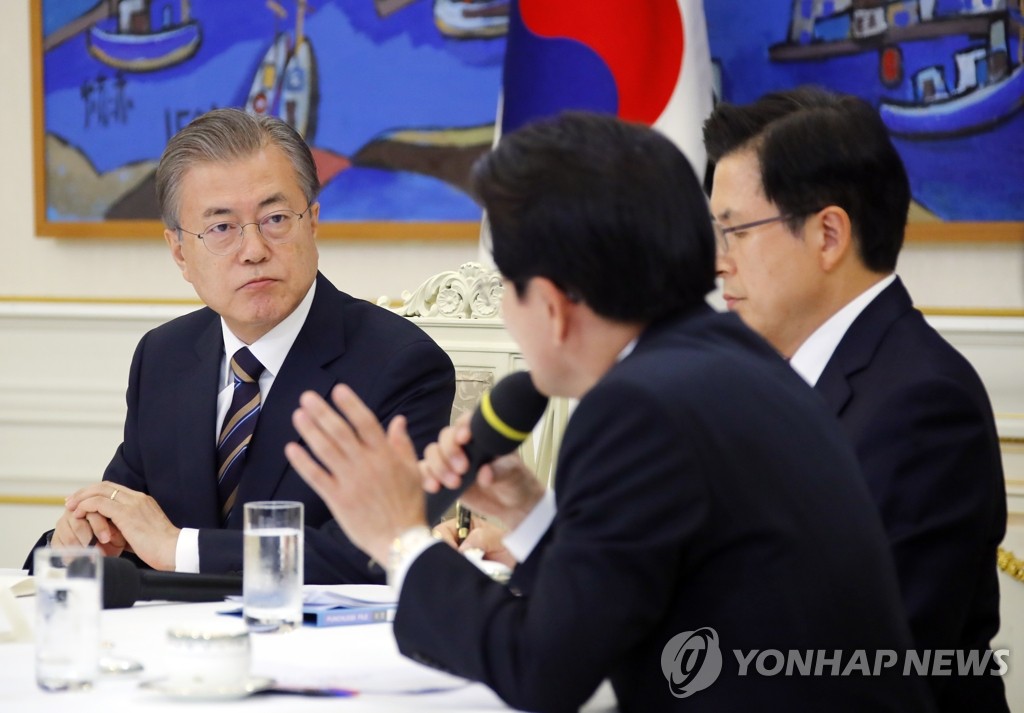 정동영 대표 발언 듣는 문 대통령
