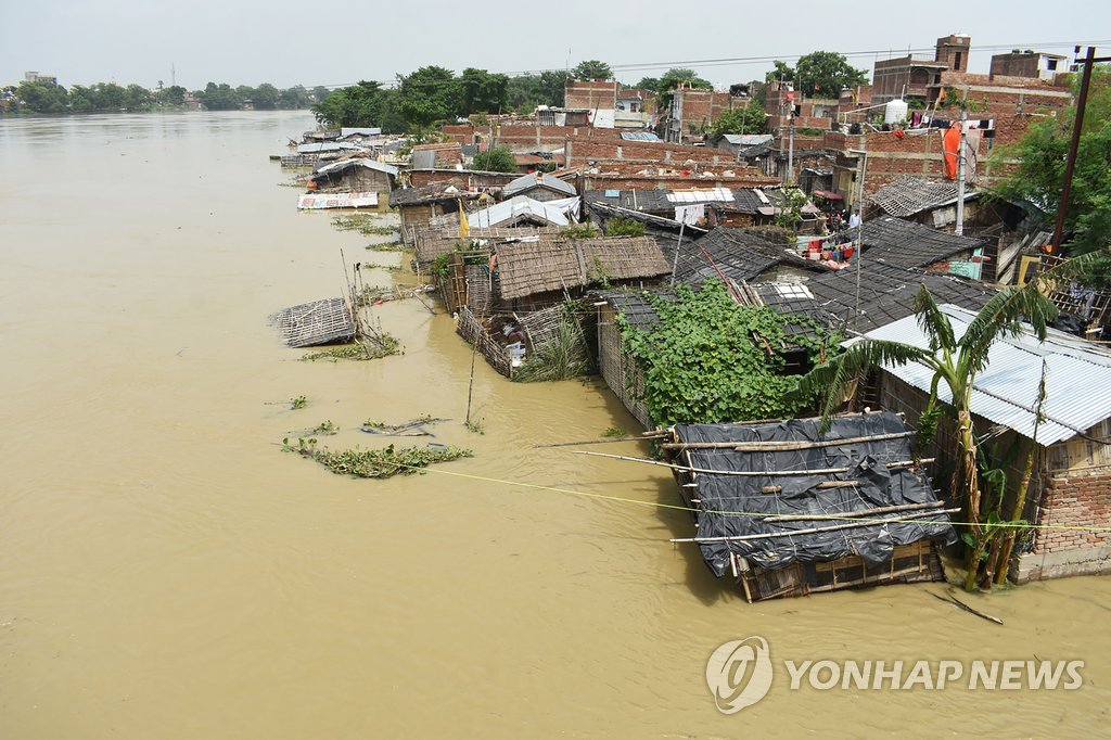 폭우로 물에 잠긴 인도 비하르주 마을