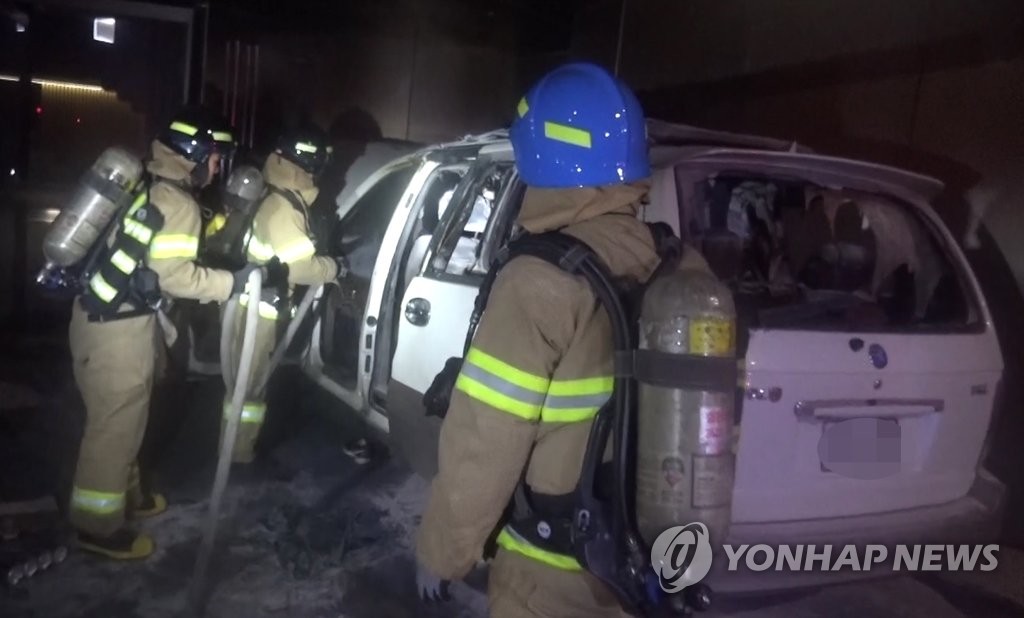 일본대사관 건물 앞 차에서 불, 70대 온몸 화상