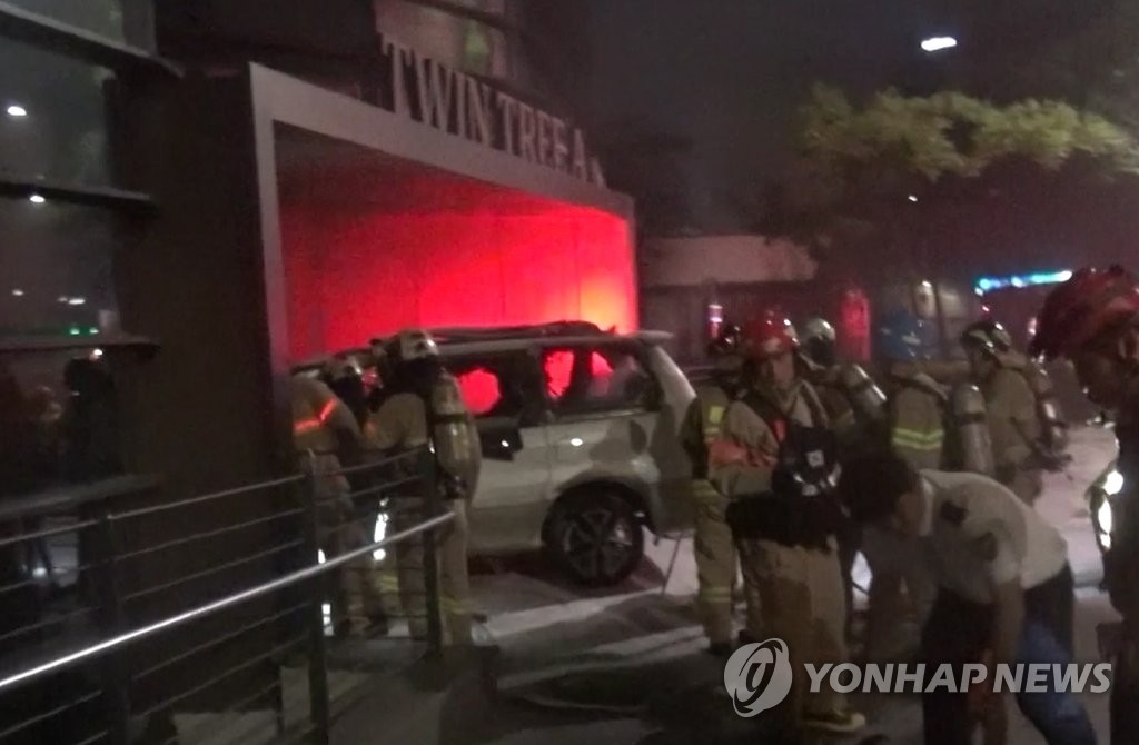 일본대사관 건물 앞 차에서 불, 70대 온몸 화상