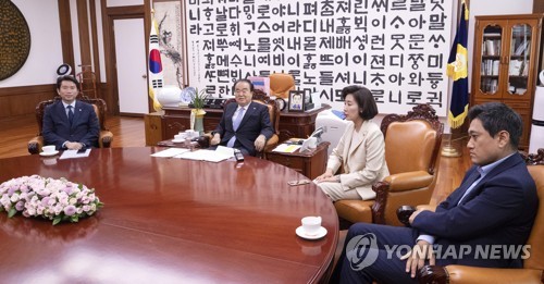 문 의장과 교섭단체 원내대표들 '어색한 회동'