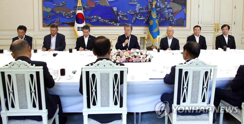 文大統領 韓国軍重鎮との懇談会に出席 文大統領 韓国軍重鎮との懇談会に出席
