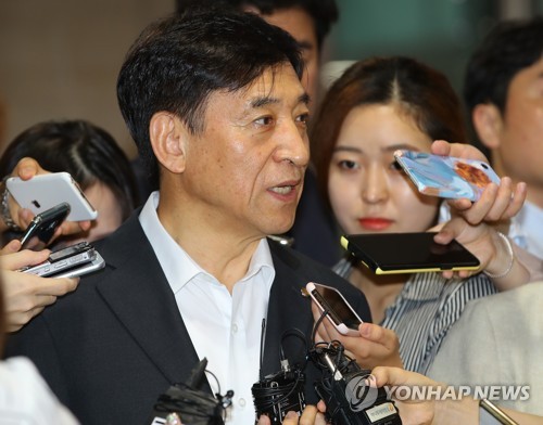 미 금리 인하 질문에 답하는 이주열 한은총재