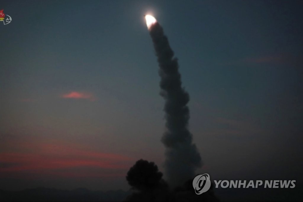 북한이 8월6일 쏘아올린 '신형전술유도탄'