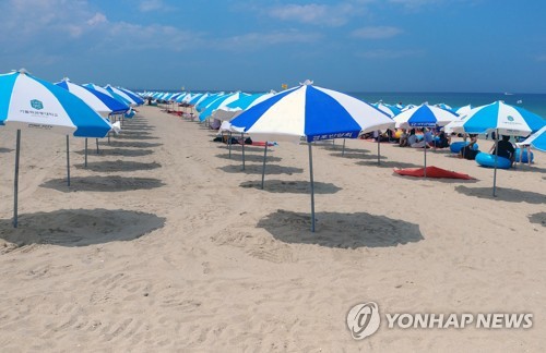 너무 뜨거워 한산한 해수욕장