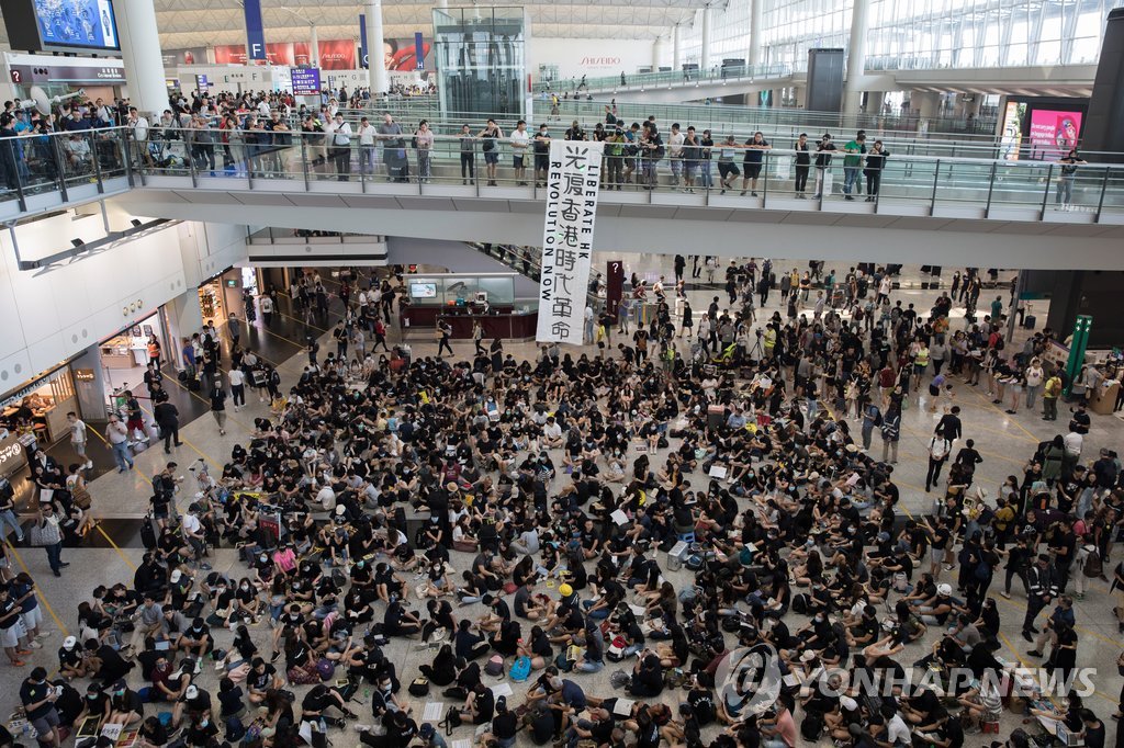홍콩국제공항에서 열린 '송환법 반대' 시위