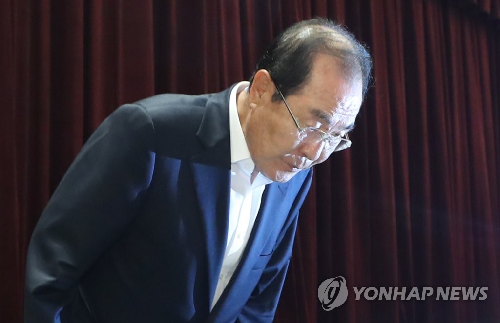 한국콜마 윤동한 회장 "국민께 사죄…회사경영서 물러날 것"