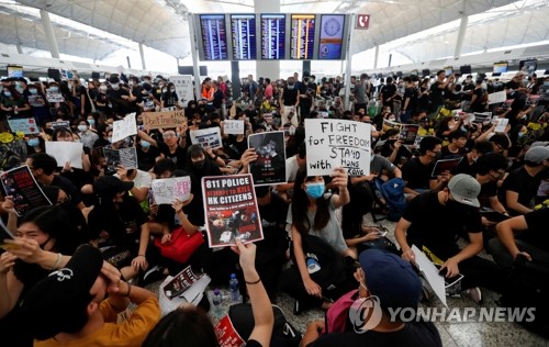 송환법 반대 시위대, 홍콩국제공항 점령