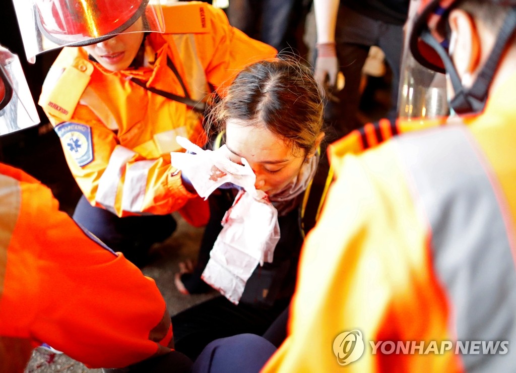 경찰 진압장비에 부상한 홍콩 시위 참가 여성