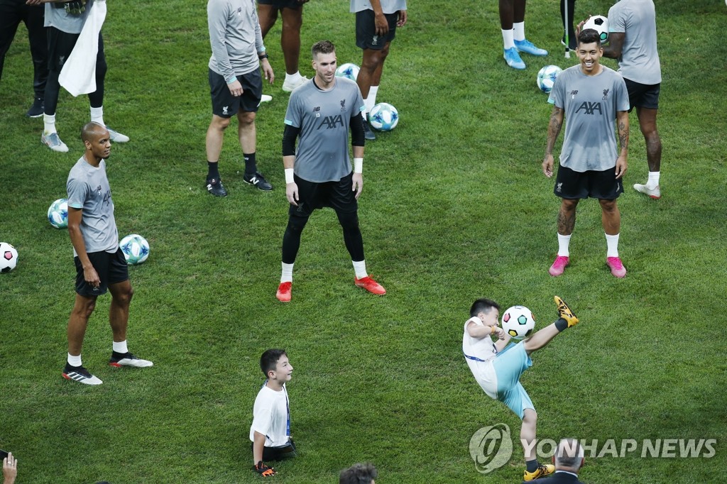 어린이들과 함께 공놀이하는 리버풀 선수들