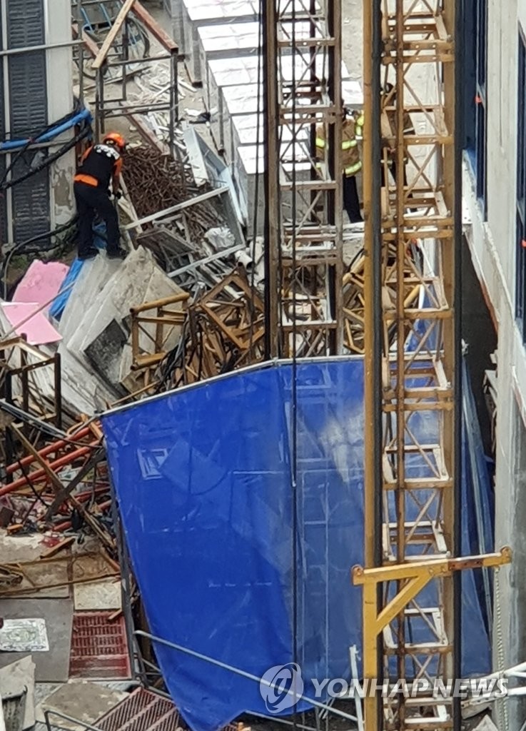 속초 아파트 공사용 승강기 추락…5명 사상