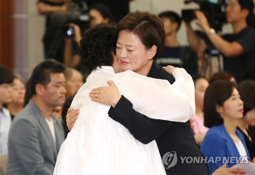 이용수 할머니와 포옹하는 진선미 장관