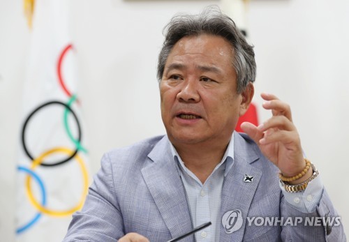 인터뷰하는 이기흥 대한체육회장