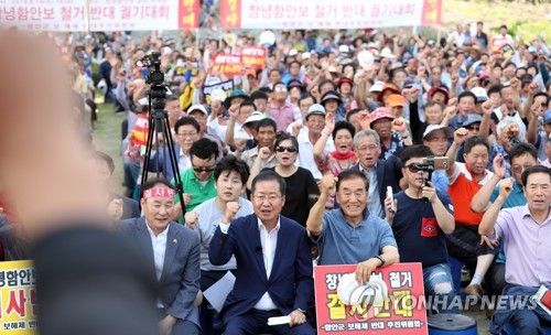 구호 외치는 홍준표, 이재오