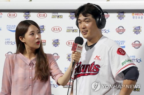 3점 홈런 나종덕 "방송 인터뷰해요"