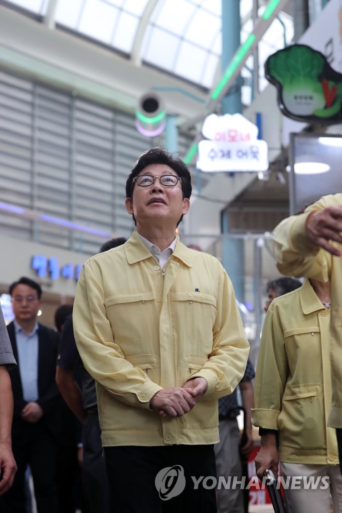 전통시장 쿨링포그 시스템 살피는 조명래 장관