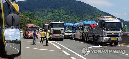 남해고속도로서 차량 5대 추돌