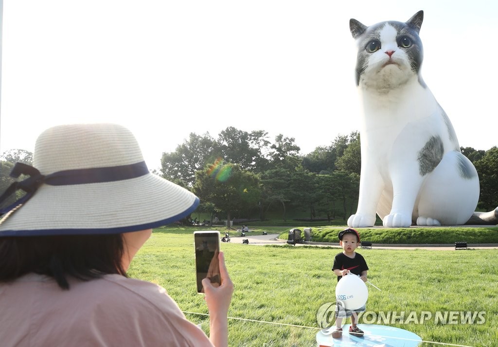 올림픽공원 거대한 고양이 '정말 크네'