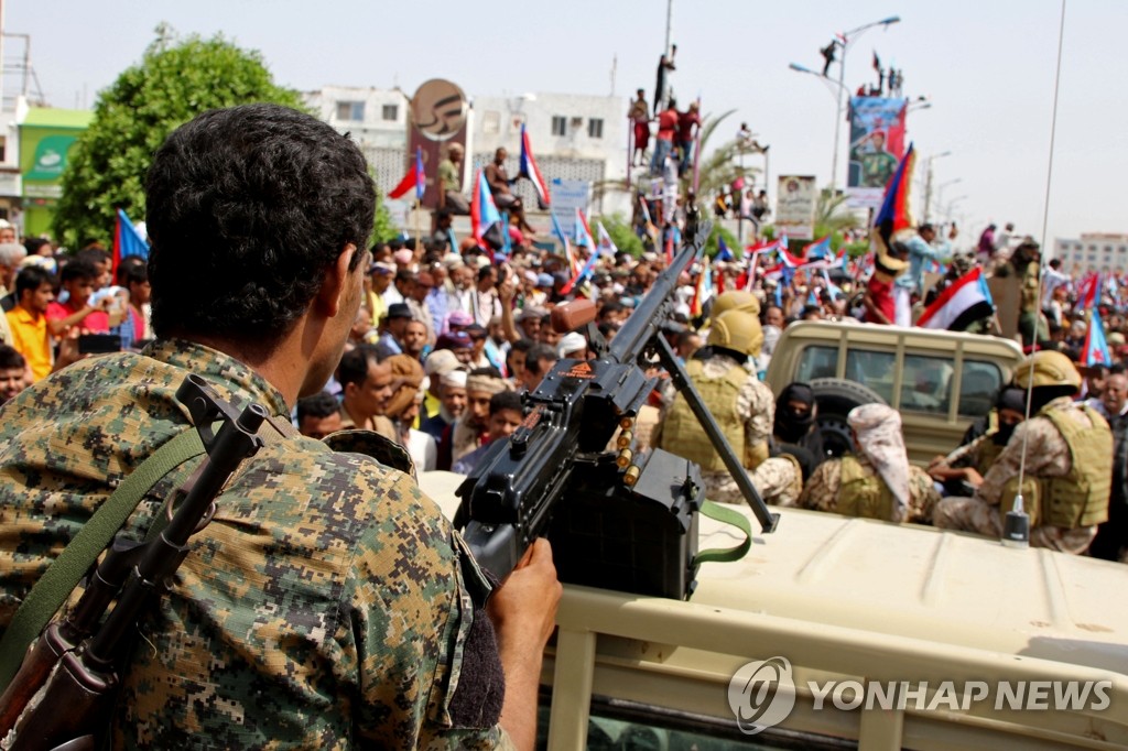 시위 행진하는 예멘 남부 분리주의 무장조직원들과 지지자들