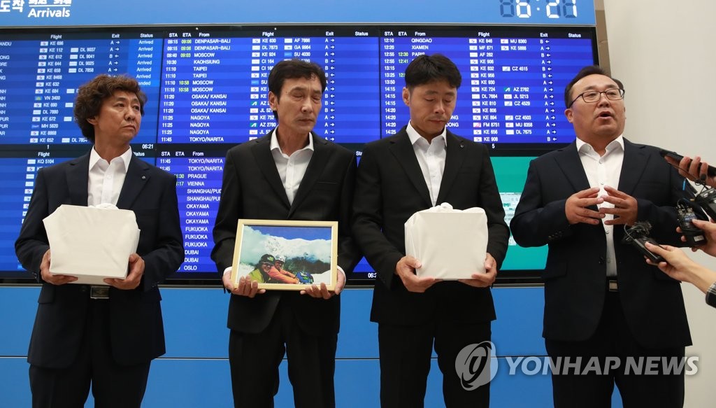 질문에 답하는 박연수 전 직지원정대 대장