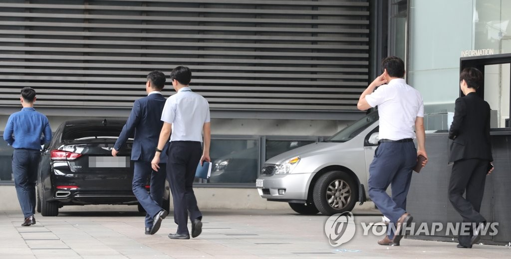 YG엔터테인먼트 사옥에서 나오는 경찰