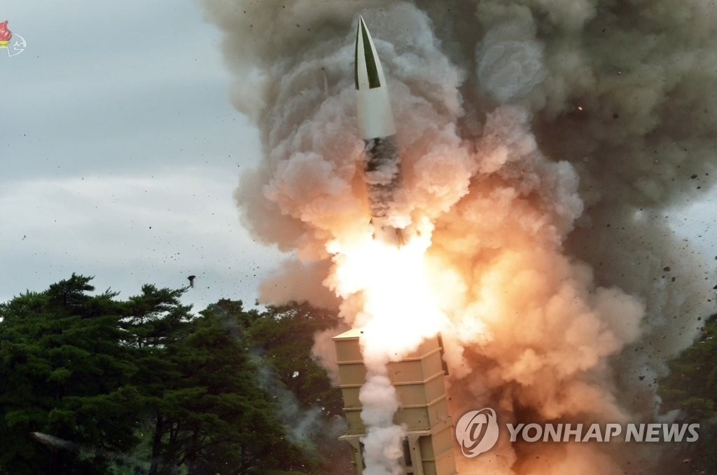 북한, 또 '새 무기' 시험사격…북한판 에이태킴스 추정