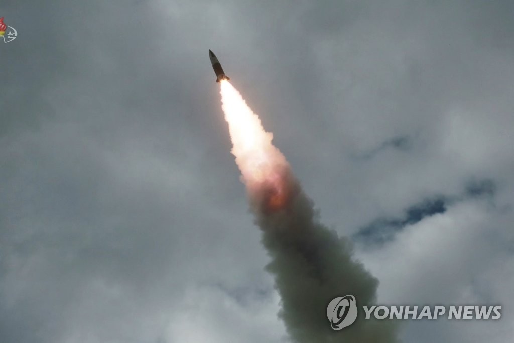 북한, 또 '새 무기' 시험사격…북한판 에이태킴스 추정