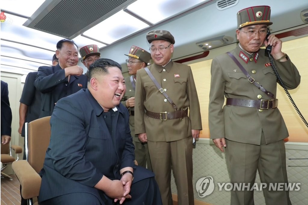 북한 또 '새 무기' 시험사격…밝게 웃는 김정은