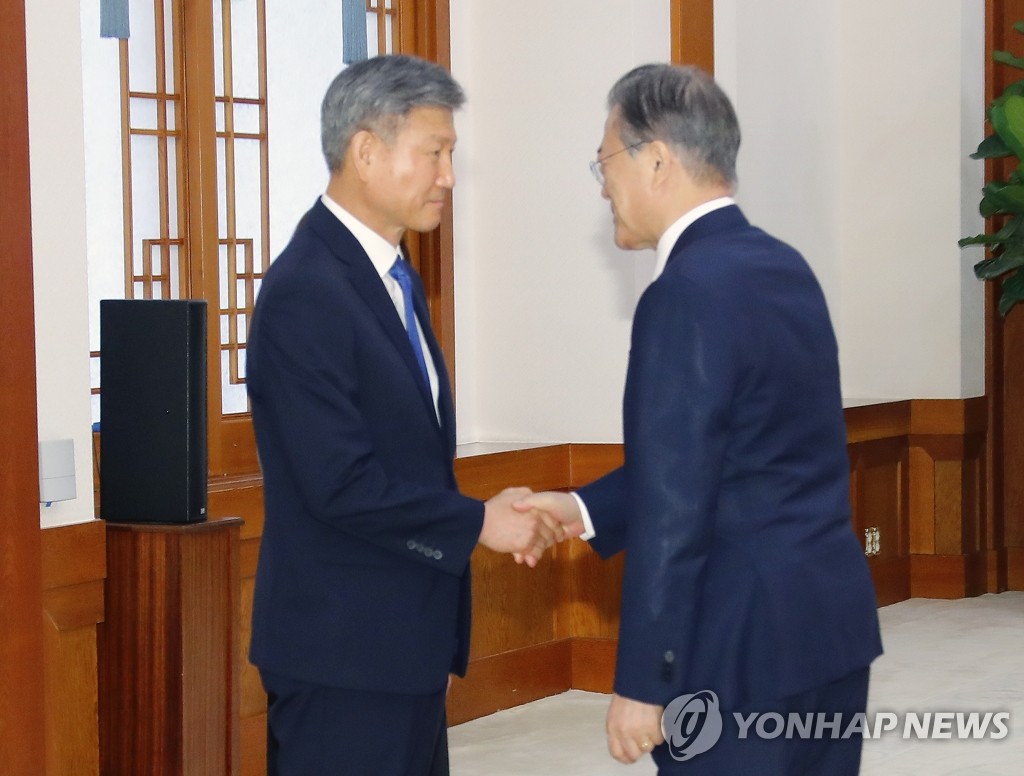 박삼득 신임 국가보훈처장과 악수하는 문 대통령