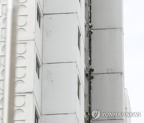 아파트 외벽-환기구조물 사이에 균열