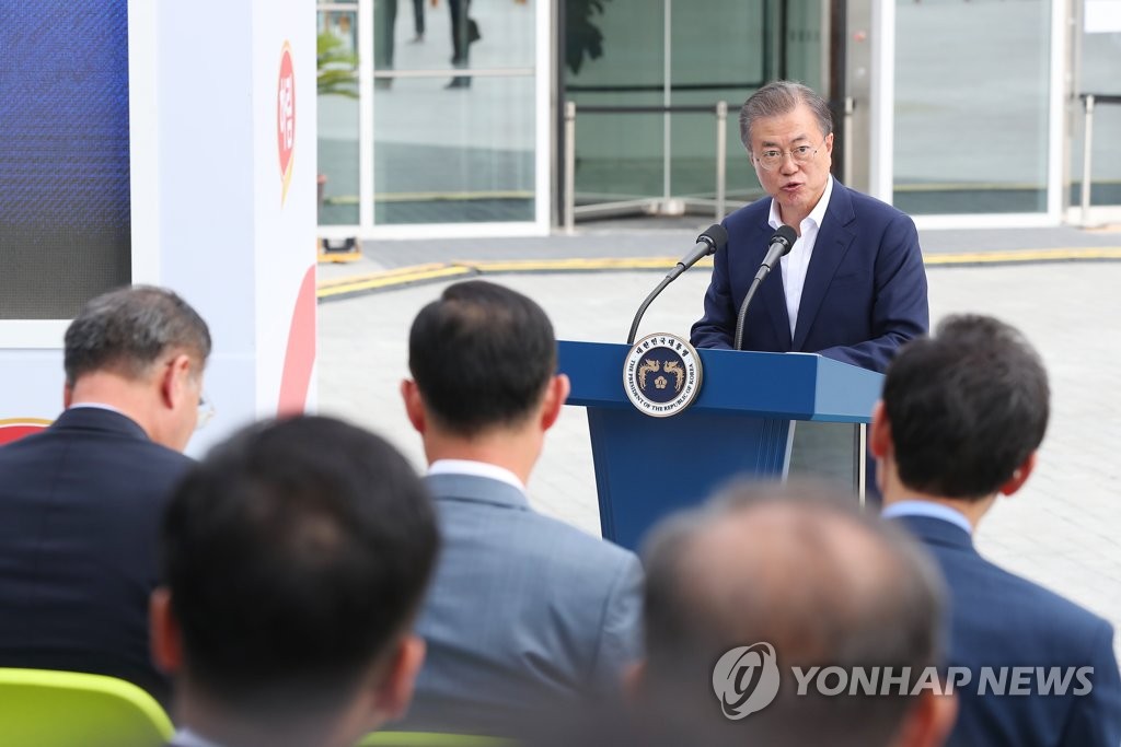 식품산업 활성화 기업 현장방문 행사 격려사 하는 문 대통령