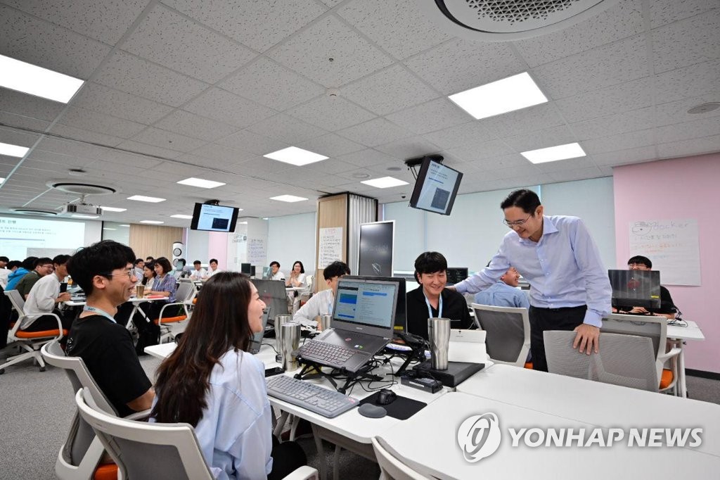 Samsung Electronics' Lee Jae-yong visits software academy Samsung Electronics' Lee Jae-yong visits software academy