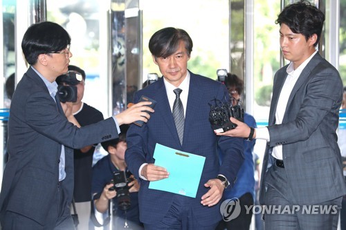 청문회 사무실로 향하는 조국