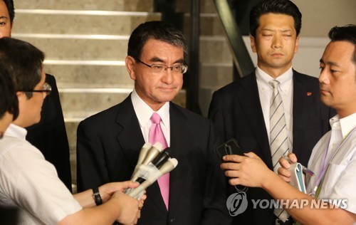 주일 한국대사 초치 후 발언하는 日 고노 외무상
