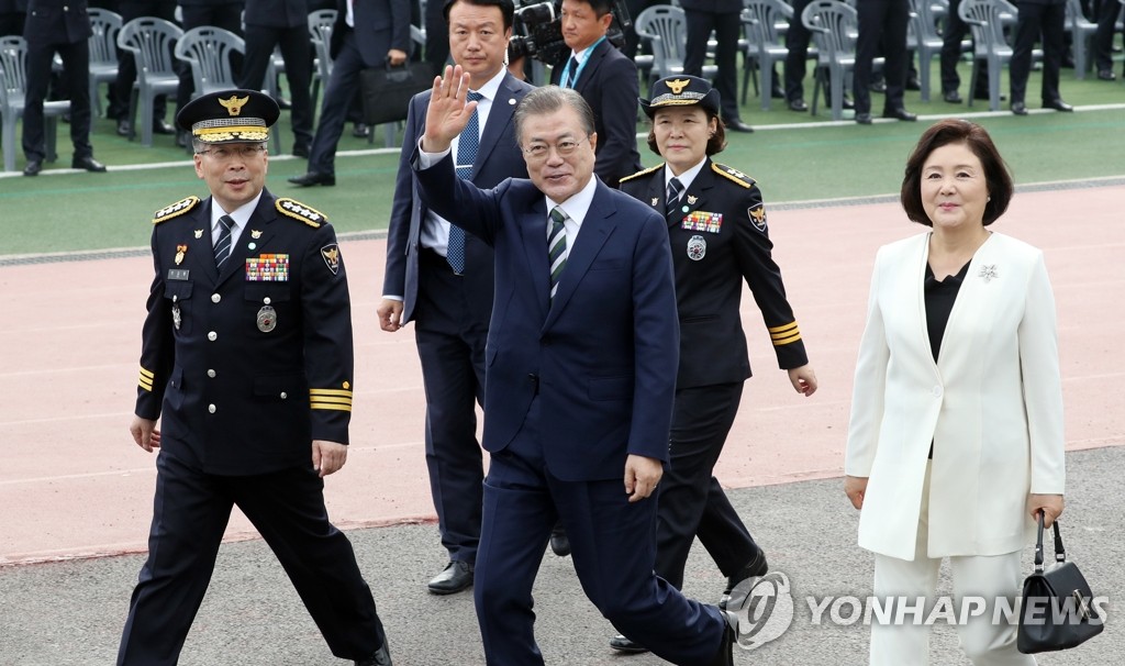 문 대통령, 경찰학교 졸업식 참석