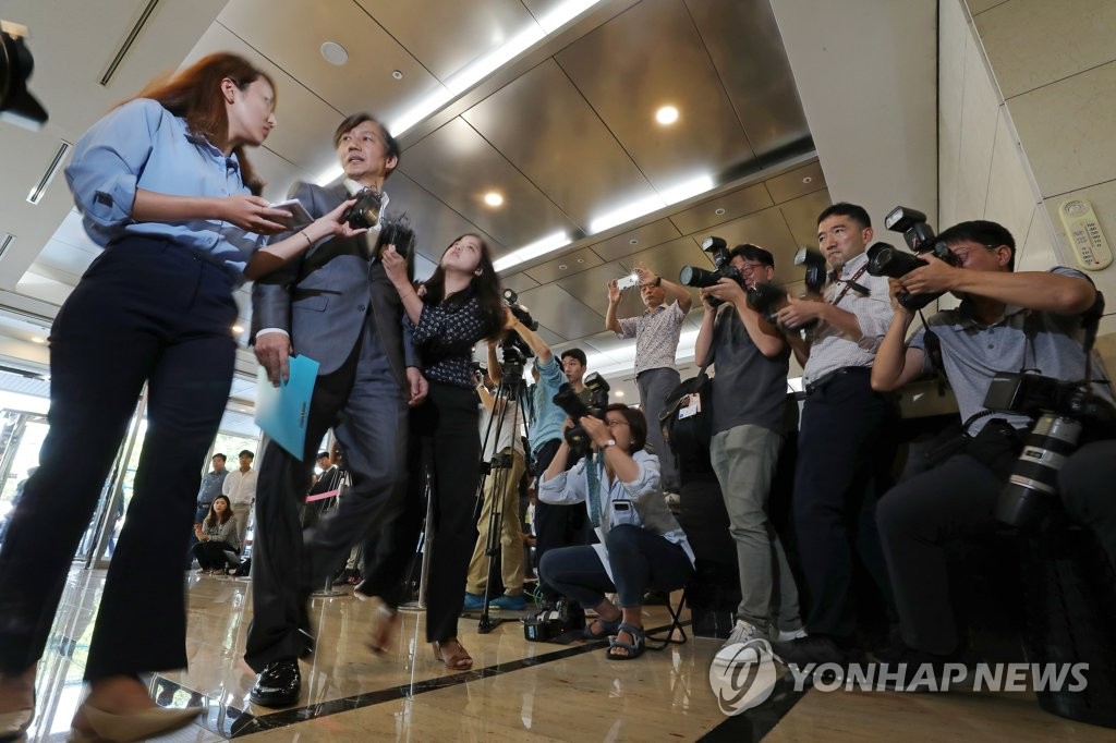 취재진 질문에 답하며 출근하는 조국 후보자