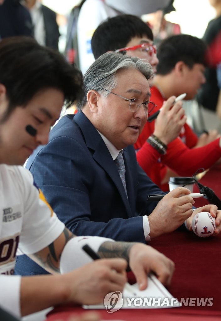 Former national baseball team manager signs ball for fans Former national baseball team manager signs ball for fans