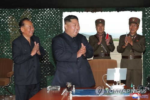 북한, '신형 초대형 방사포' 발사