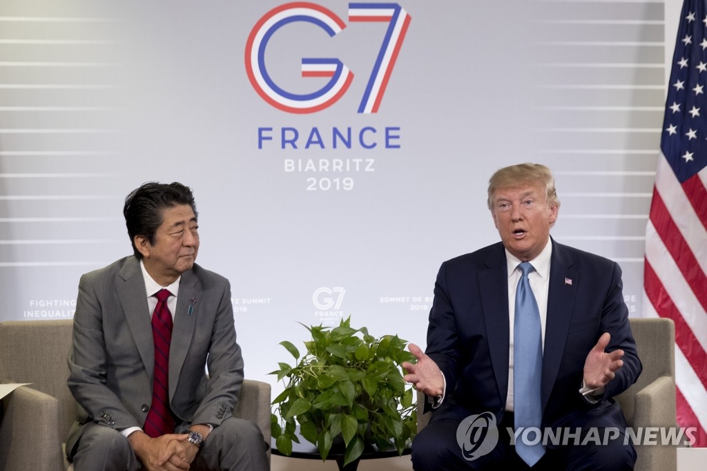 G7 기간 양자회담 하는 트럼프-아베