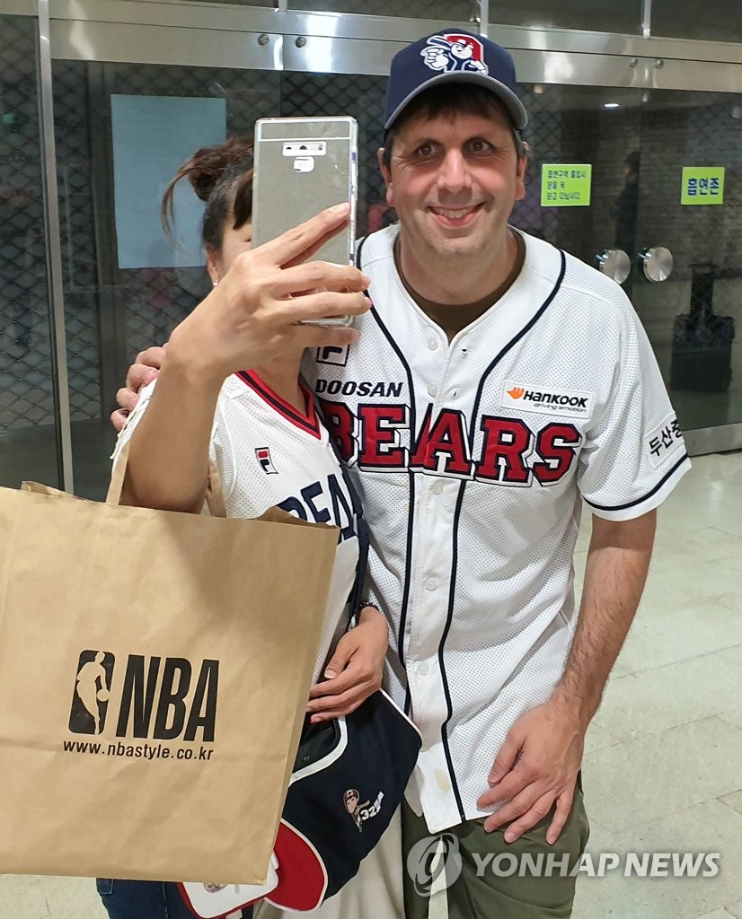In this file photo from Aug. 27, 2019, Mark Lippert, former U.S. ambassador to South Korea, poses for a selfie with a fan at Jamsil Stadium in Seoul after watching a Korea Baseball Organization regular season game between the home team Doosan Bears and the SK Wyverns. (Yonhap)